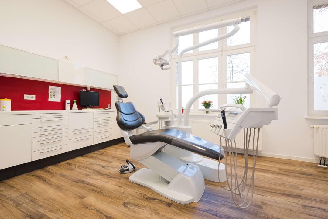 Helles Behandlungszimmer Zahnarztpraxis Halle